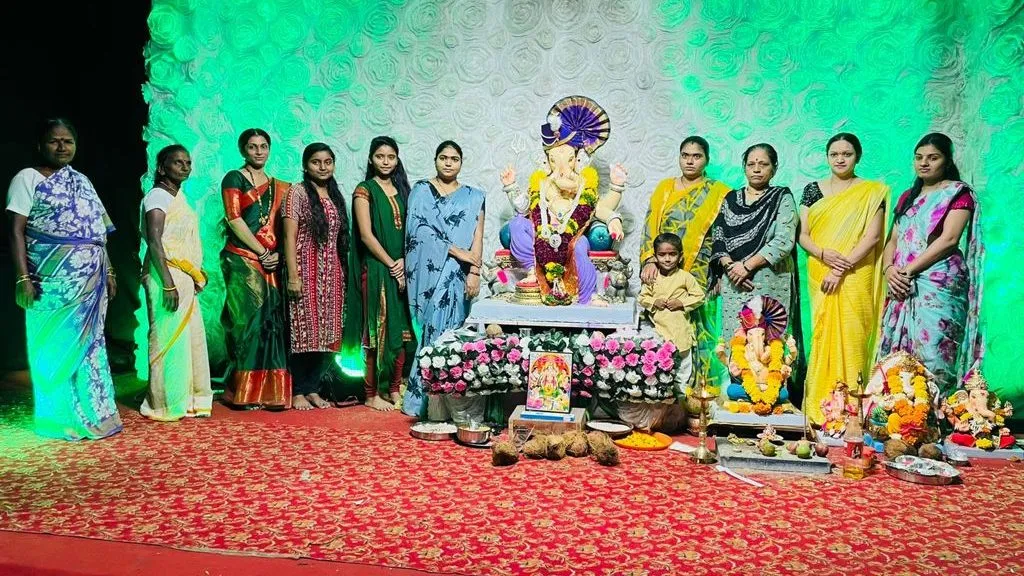 अनंतनगर तरुण मित्र मंडळाच्या गणेश मुर्तीचे हौदात विसर्जन अनंतनगर तरुण मित्र मंडळाच्या गणेश मुर्तीचे हौदात विसर्जन