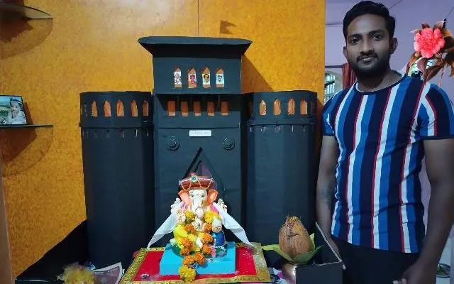 घरगुती गणपती : तरूणाने साकारली शनिवारवाडा प्रवेशद्वाराची प्रतिकृती | प्रतिष्ठापना केली पेशवे गणपती मुर्ती घरगुती गणपती : तरूणाने साकारली शनिवारवाडा प्रवेशद्वाराची प्रतिकृती | प्रतिष्ठापना केली पेशवे गणपती मुर्ती