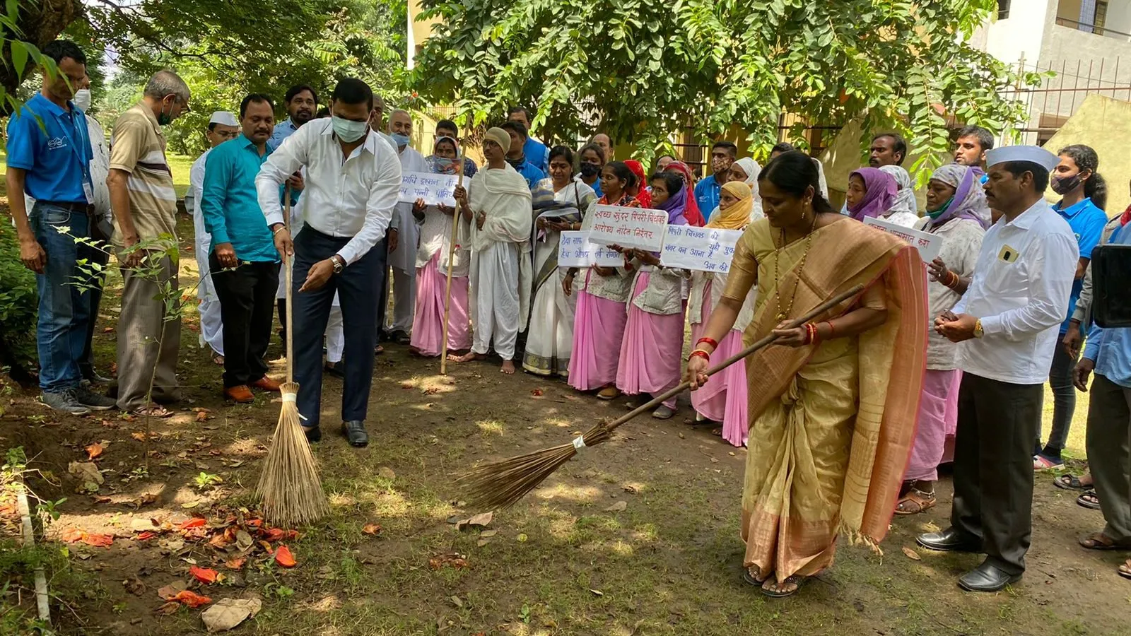 महात्मा गांधी व लालबहादूर शास्त्री जयंतीनिमित्त जेष्ठांना मोफत छत्र्या वाटप महात्मा गांधी व लालबहादूर शास्त्री जयंतीनिमित्त जेष्ठांना मोफत छत्र्या वाटप
