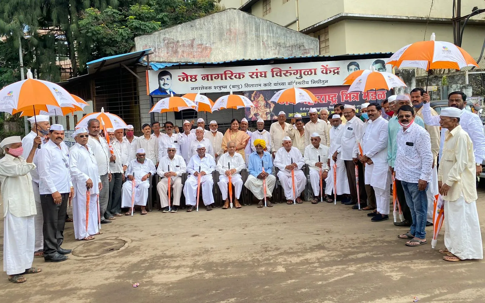 महात्मा गांधी व लालबहादूर शास्त्री जयंतीनिमित्त जेष्ठांना मोफत छत्र्या वाटप महात्मा गांधी व लालबहादूर शास्त्री जयंतीनिमित्त जेष्ठांना मोफत छत्र्या वाटप