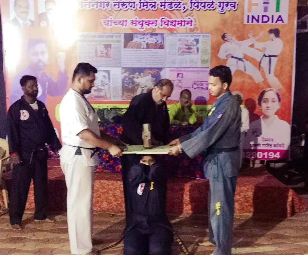 अनंतनगरमध्ये कराटेची साहसी प्रात्यक्षिके सादर