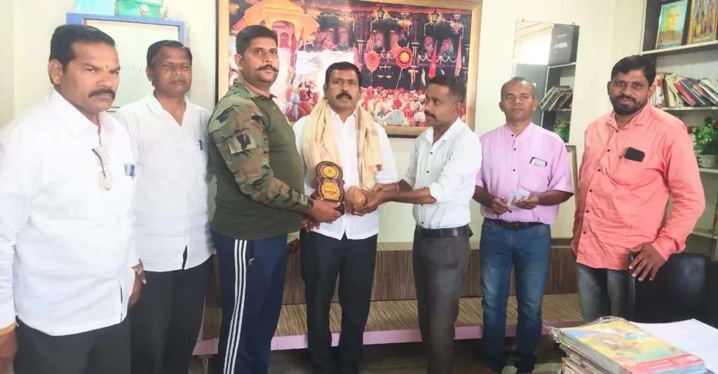 लोकमैत्रि परिवारातर्फे उन्नती फाउंडेशनचे संस्थापक संजय भिसे यांचा सन्मान लोकमैत्रि परिवारातर्फे उन्नती फाउंडेशनचे संस्थापक संजय भिसे यांचा सन्मान