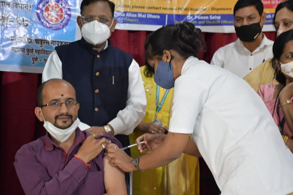 महात्मा फुले महाविद्यालयात भव्य लसीकरण मोहिम संपन्न महात्मा फुले महाविद्यालयात भव्य लसीकरण मोहिम संपन्न