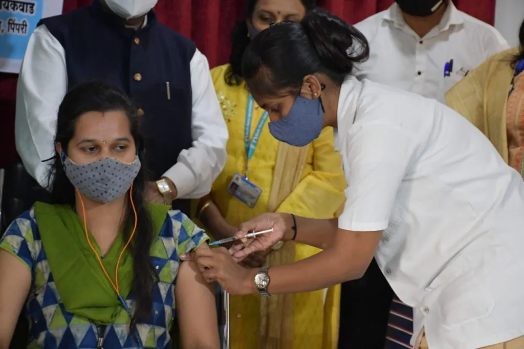 महात्मा फुले महाविद्यालयात भव्य लसीकरण मोहिम संपन्न महात्मा फुले महाविद्यालयात भव्य लसीकरण मोहिम संपन्न