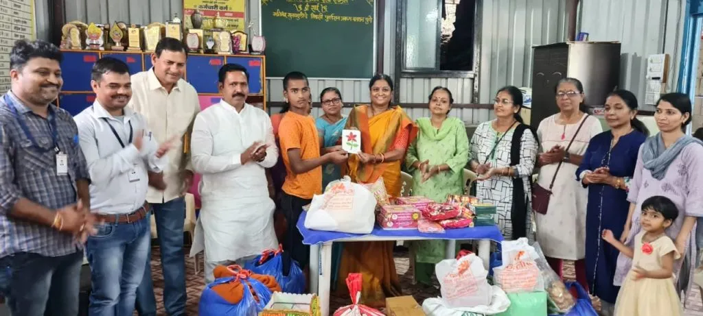 उन्नती सोशल फाउंडेशनची दिवाळी अनाथ-गतिमंद मुलांबरोबर उन्नती सोशल फाउंडेशनची दिवाळी अनाथ-गतिमंद मुलांबरोबर