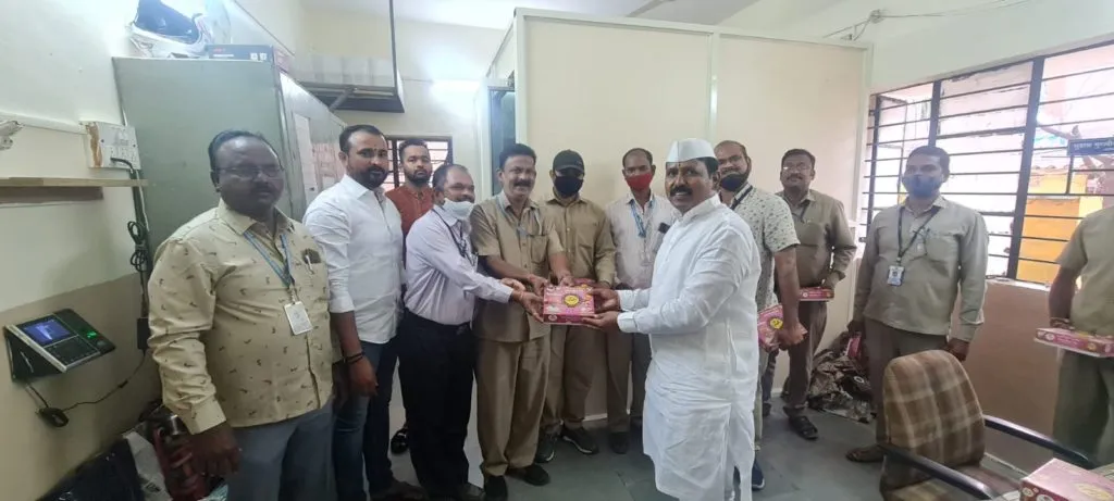 उन्नती फाउंडेशनतर्फे सांगवी वाहतूक व आरोग्य विभागात मिठाई वाटप उन्नती फाउंडेशनतर्फे सांगवी वाहतूक व आरोग्य विभागात मिठाई वाटप