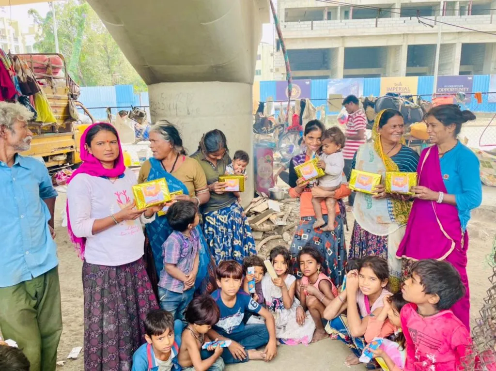 कु. प्रसाद निवृत्ती नखाते मित्र परिवारातर्फे गरजूंना मिठाई व फटाके वाटप कु. प्रसाद निवृत्ती नखाते मित्र परिवारातर्फे गरजूंना मिठाई व फटाके वाटप