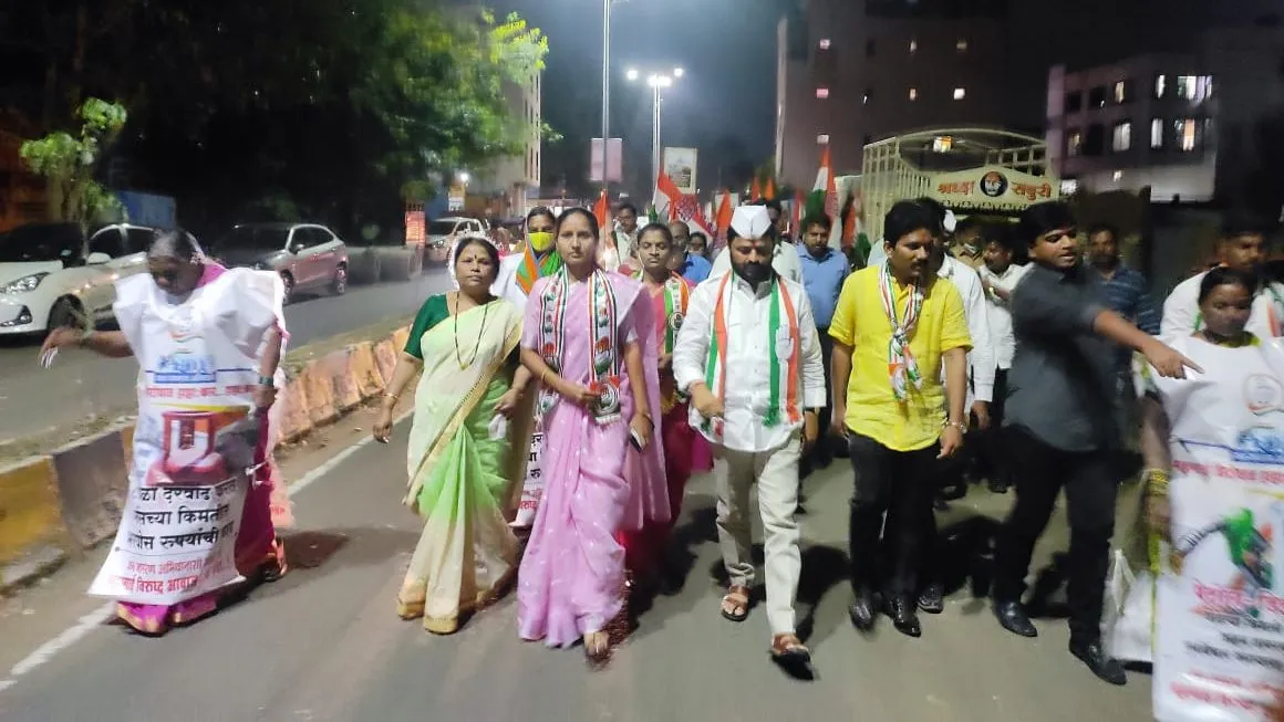 महागाईमुळे सर्वसामान्यांचे जगणे मुश्किल - काँग्रेसचे युवा नेते रवि नांगरे महागाईमुळे सर्वसामान्यांचे जगणे मुश्किल - काँग्रेसचे युवा नेते रवि नांगरे