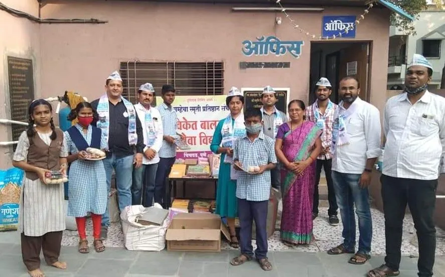 संविधान दिनानिमित्त आम आदमी पार्टीतर्फे गरजू विद्यार्थ्यांना शालेय साहित्य व खाऊ वाटप संविधान दिनानिमित्त आम आदमी पार्टीतर्फे गरजू विद्यार्थ्यांना शालेय साहित्य व खाऊ वाटप