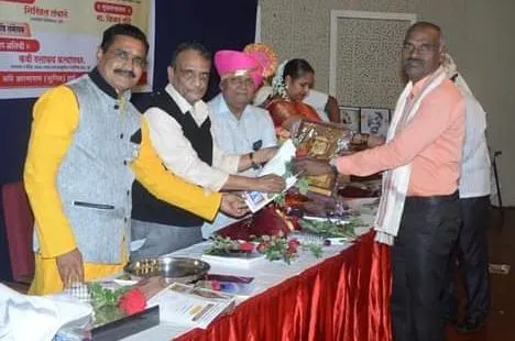 लेखक आत्माराम हारे यांना 'उत्तम परीक्षक विशेष सन्मान पुरस्कार' डॉ. श्रीपाल सबनीस यांच्या हस्ते प्रदान लेखक आत्माराम हारे यांना 'उत्तम परीक्षक विशेष सन्मान पुरस्कार' डॉ. श्रीपाल सबनीस यांच्या हस्ते प्रदान
