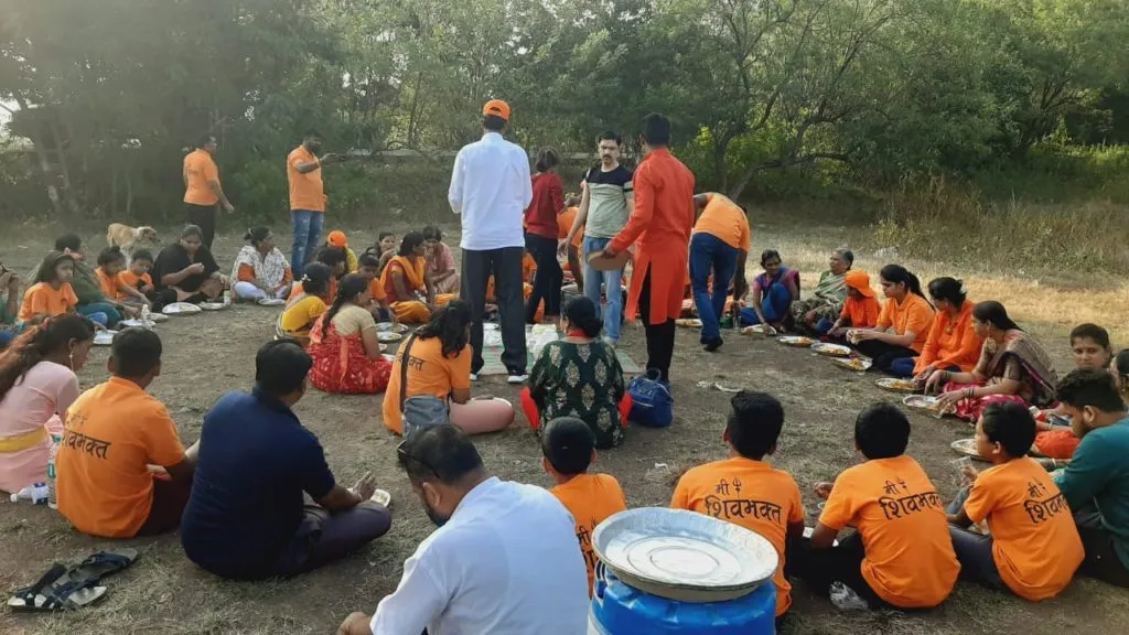 सुनिल तात्या पालकर यांच्यातर्फे आयोजित केलेल्या शिवनेरी किल्ला मोहिमेत तरूणांना दिले शिव इतिहासाचे धडे