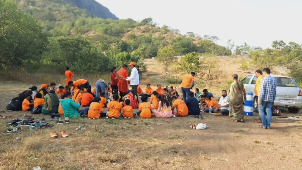 सुनिल तात्या पालकर यांच्यातर्फे आयोजित केलेल्या शिवनेरी किल्ला मोहिमेत तरूणांना दिले शिव इतिहासाचे धडे