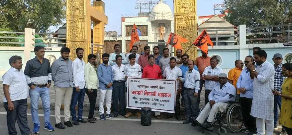 छत्रपती शिवाजी महाराजांच्या पुतळ्याची विटंबना करणाऱ्यांवर कठोर कारवाई करा छत्रपती शिवाजी महाराजांच्या पुतळ्याची विटंबना करणाऱ्यांवर कठोर कारवाई करा