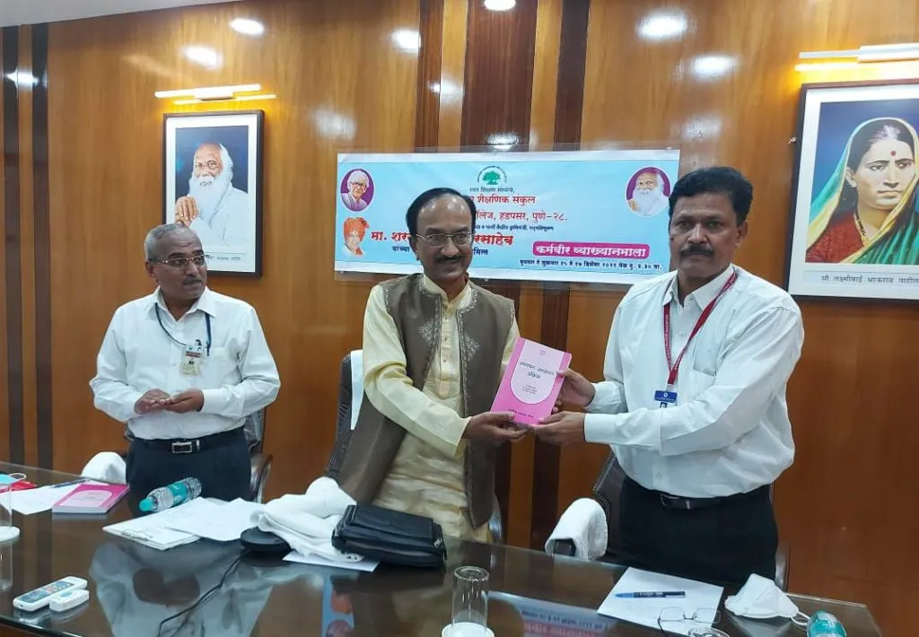 शिक्षक हा विद्यार्थ्यांचा आदर्श असावा - प्राचार्य डॉ. दत्तात्रय तापकीर शिक्षक हा विद्यार्थ्यांचा आदर्श असावा - प्राचार्य डॉ. दत्तात्रय तापकीर