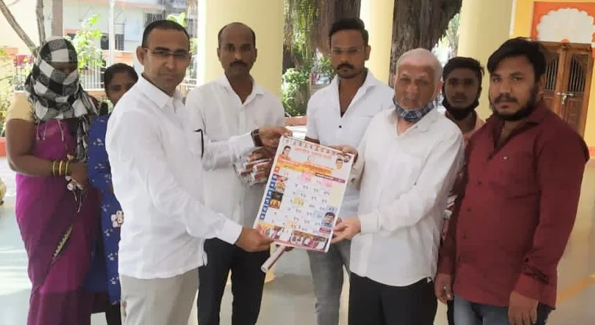 दीपक मोढवे-पाटील यांच्यातर्फे प्रभाग १३ मध्ये १० हजार दिनदर्शिकांचे वाटप दीपक मोढवे-पाटील यांच्यातर्फे प्रभाग १३ मध्ये १० हजार दिनदर्शिकांचे वाटप