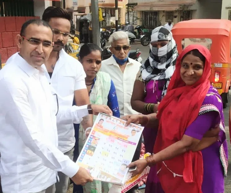 दीपक मोढवे-पाटील यांच्यातर्फे प्रभाग १३ मध्ये १० हजार दिनदर्शिकांचे वाटप दीपक मोढवे-पाटील यांच्यातर्फे प्रभाग १३ मध्ये १० हजार दिनदर्शिकांचे वाटप