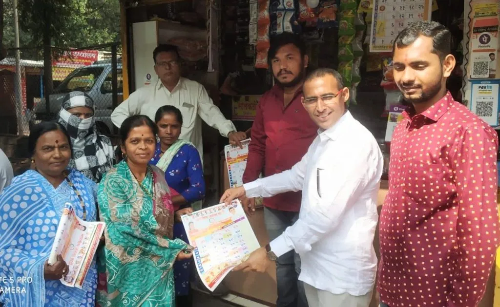 दीपक मोढवे-पाटील यांच्यातर्फे प्रभाग १३ मध्ये १० हजार दिनदर्शिकांचे वाटप दीपक मोढवे-पाटील यांच्यातर्फे प्रभाग १३ मध्ये १० हजार दिनदर्शिकांचे वाटप
