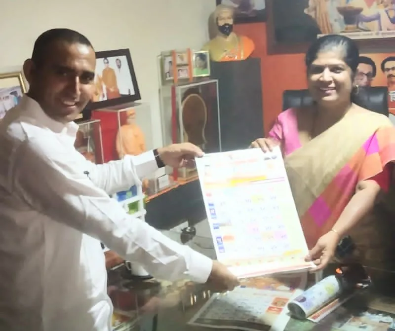 दीपक मोढवे-पाटील यांच्यातर्फे प्रभाग १३ मध्ये १० हजार दिनदर्शिकांचे वाटप दीपक मोढवे-पाटील यांच्यातर्फे प्रभाग १३ मध्ये १० हजार दिनदर्शिकांचे वाटप