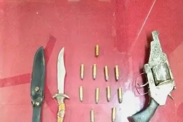 धक्कादायक : नाशिक पंचवटीत पुजारी एकमेकांना भिडले, एकाने दुसऱ्यावर पिस्तूल रोखली धक्कादायक : नाशिक पंचवटीत पुजारी एकमेकांना भिडले, एकाने दुसऱ्यावर पिस्तूल रोखली