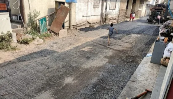 काळेवाडीत निकृष्ट दर्जाचे डांबरीकरण | विवेक तापकीर यांची महापालिका आयुक्तांकडे तक्रार काळेवाडीत निकृष्ट दर्जाचे डांबरीकरण | विवेक तापकीर यांची महापालिका आयुक्तांकडे तक्रार
