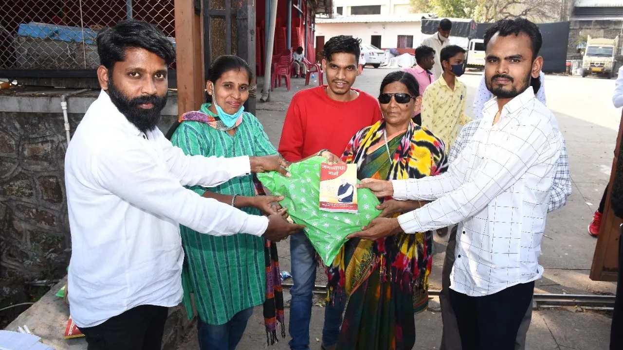 दिव्यांग, निराधार नागरिकांना भोजन व ब्लॅंकेट वाटप दिव्यांग, निराधार नागरिकांना भोजन व ब्लॅंकेट वाटप