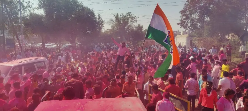 कर्जत नगरपंचायतीवर राष्ट्रवादी आणि काँग्रेसचा झेंडा | आ. रोहित पवार यांनी दिला राम शिंदेना पराभवाचा झटका कर्जत नगरपंचायतीवर राष्ट्रवादी आणि काँग्रेसचा झेंडा | आ. रोहित पवार यांनी दिला राम शिंदेना पराभवाचा झटका
