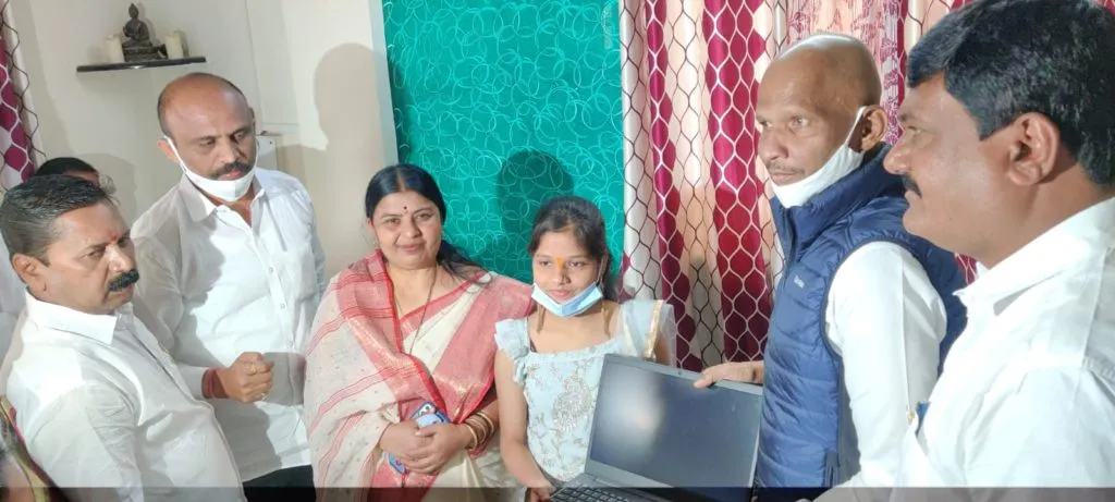 राष्ट्रभाषा प्रारंभिक परीक्षेत प्रथम येणाऱ्या गौतमी निकम हिला स्व. माजी सरपंच गोविंदराव तांबे चॅरिटेबल ट्रस्ट तर्फे लॅपटॉप भेट राष्ट्रभाषा प्रारंभिक परीक्षेत प्रथम येणाऱ्या गौतमी निकम हिला स्व. माजी सरपंच गोविंदराव तांबे चॅरिटेबल ट्रस्ट तर्फे लॅपटॉप भेट