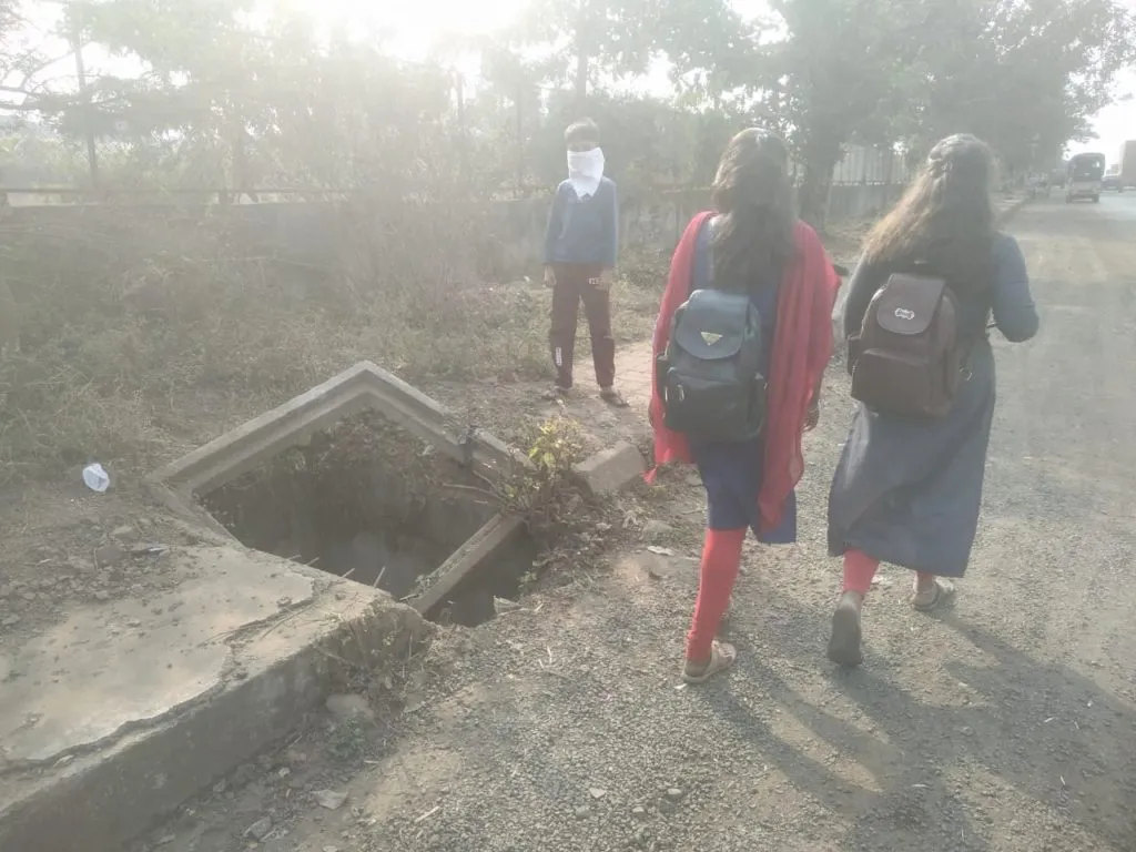 जाधववाडी-मोशी रस्त्यावरील धोकादायक चेंबर दुरूस्त करण्याची मागणी जाधववाडी-मोशी रस्त्यावरील धोकादायक चेंबर दुरूस्त करण्याची मागणी