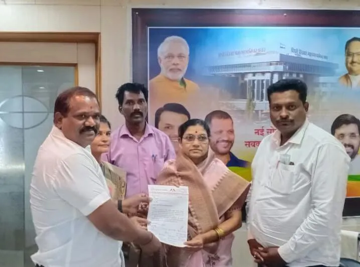 भक्ती शक्ती समुह शिल्पाजवळ शौचालय व ज्येष्ठांसाठी आसन व्यवस्था करण्याची मागणी