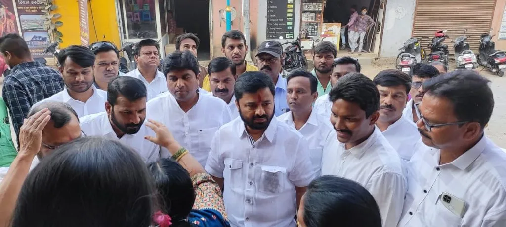 काँग्रेसचे युवा नेते रवि नांगरे यांच्या तिसऱ्या जनसंपर्क कार्यालयाचे उद्घाटन काँग्रेसचे युवा नेते रवि नांगरे यांच्या तिसऱ्या जनसंपर्क कार्यालयाचे उद्घाटन