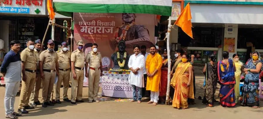 शिवजयंती निमित्त काळेवाडीत रॉयल फाउंडेशनचा स्तुत्य उपक्रम | तरूणांना करिअर मार्गदर्शन तर महिला योजनांची केली जनजागृती शिवजयंती निमित्त काळेवाडीत रॉयल फाउंडेशनचा स्तुत्य उपक्रम | तरूणांना करिअर मार्गदर्शन तर महिला योजनांची केली जनजागृती