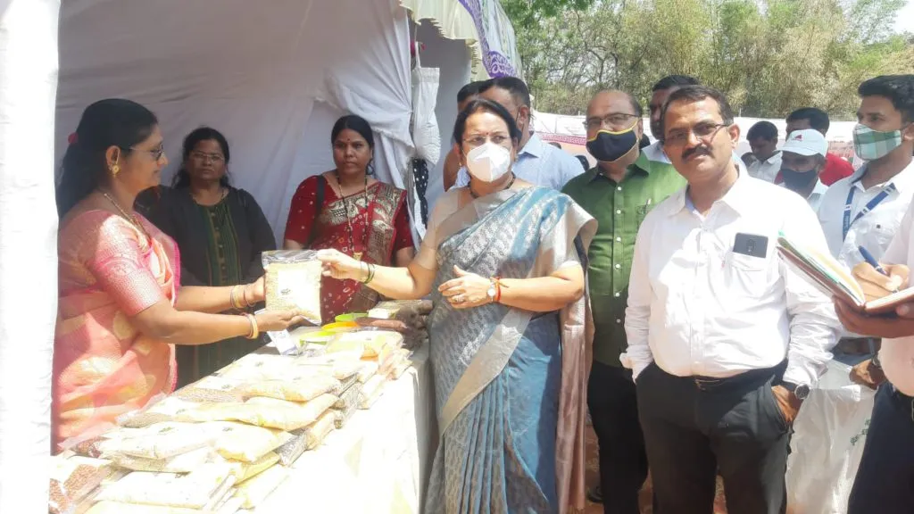 तांदूळ महोत्सवाला विधानपरिषदेच्या उपसभापती डॉ. नीलम गोऱ्हे यांची भेट तांदूळ महोत्सवाला विधानपरिषदेच्या उपसभापती डॉ. नीलम गोऱ्हे यांची भेट