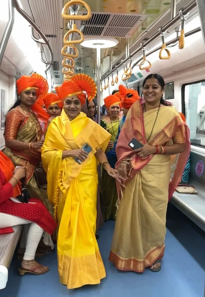 महिला दिनी महापौर माई ढोरे यांनी प्रभागातील महिलांना घडविली मेट्रोची सफर. महिला दिनी महापौर माई ढोरे यांनी प्रभागातील महिलांना घडविली मेट्रोची सफर.