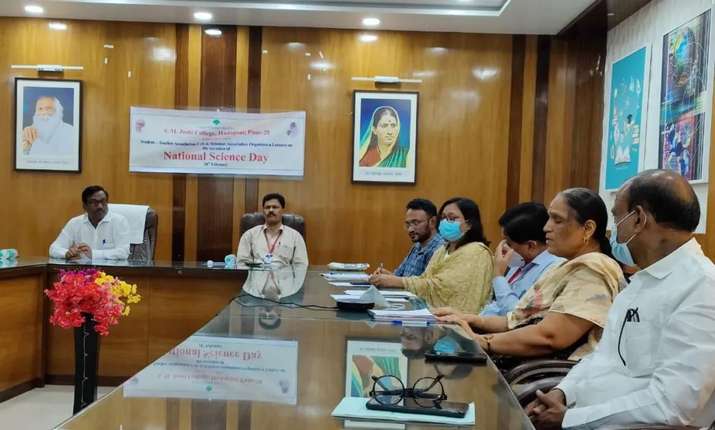 वैज्ञानिक दृष्टिकोन आचरणात आणून अंधश्रद्धेला जीवनात स्थान देऊ नये | एस. एम. जोशी कॉलेजचे प्राचार्य डॉ. चंद्रकांत खिलारे यांचे प्रतिपादन