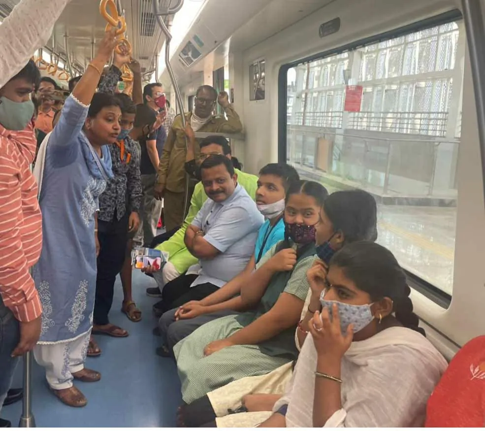 कामायनीच्या विद्यार्थ्यांना स्थायी समितीने घडवली मेट्रो सफर कामायनीच्या विद्यार्थ्यांना स्थायी समितीने घडवली मेट्रो सफर