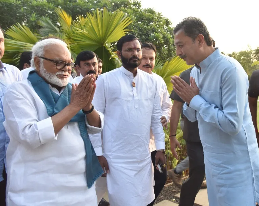 खा.युवराज संभाजीराजे छत्रपती आणि मंत्री छगन भुजबळ यांची भेट खा.युवराज संभाजीराजे छत्रपती आणि मंत्री छगन भुजबळ यांची भेट