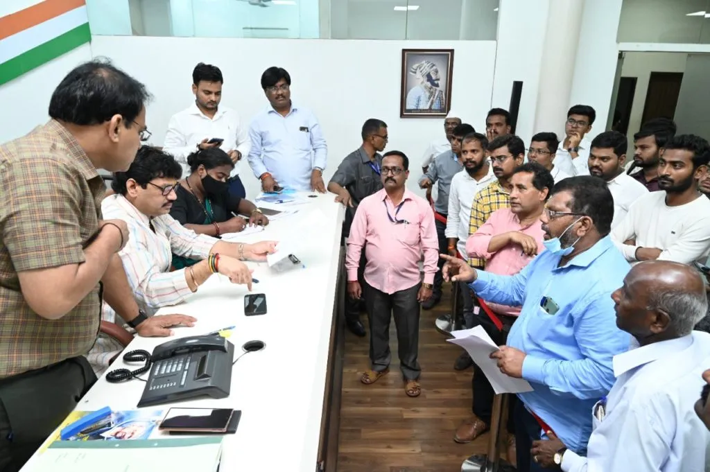 धनंजय मुंडेंच्या मुंबईतील जनता दरबारास पुन्हा सुरुवात; पहिल्याच दिवशी अभ्यागतांच्या रांगा धनंजय मुंडेंच्या मुंबईतील जनता दरबारास पुन्हा सुरुवात; पहिल्याच दिवशी अभ्यागतांच्या रांगा
