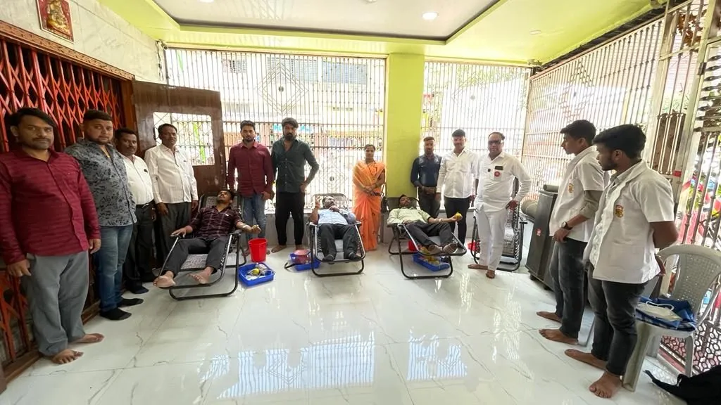 मनसेप्रमुख राज ठाकरे यांच्या ५४व्या वाढदिवसानिमित्त ५४ मनसैनिकांचे उत्स्फूर्त रक्तदान मनसेप्रमुख राज ठाकरे यांच्या ५४व्या वाढदिवसानिमित्त ५४ मनसैनिकांचे उत्स्फूर्त रक्तदान