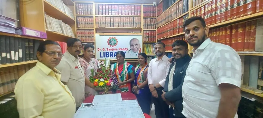 आरपीआयच्या महिला उपशहराध्यक्षा सुनिता गायकवाड यांचा काँग्रेसमध्ये प्रवेश आरपीआयच्या महिला उपशहराध्यक्षा सुनिता गायकवाड यांचा काँग्रेसमध्ये प्रवेश