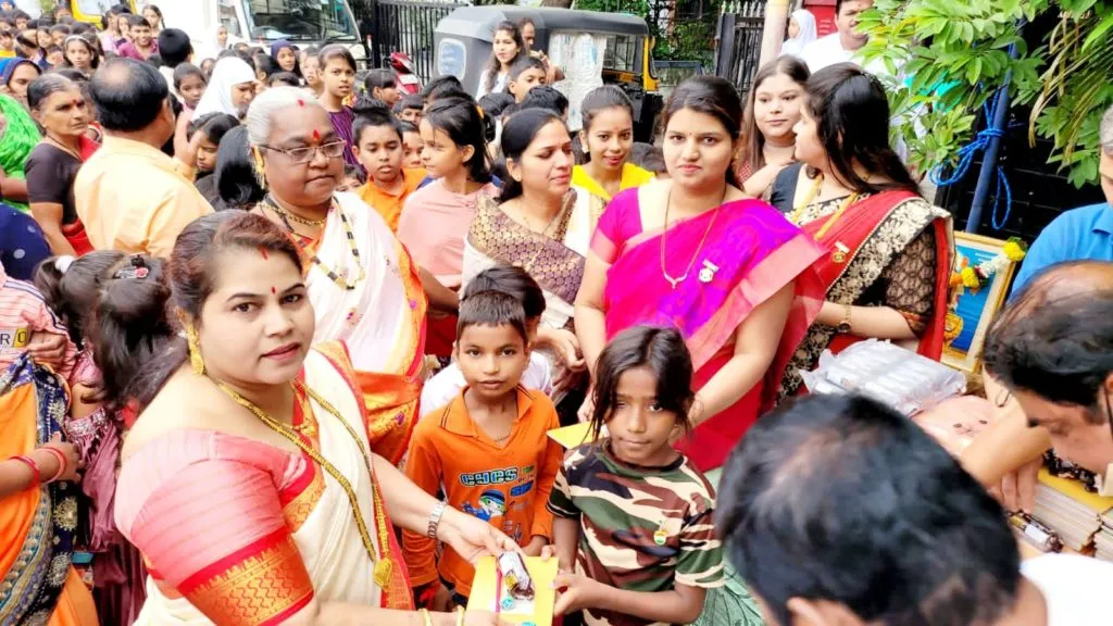आकुर्डीत स्वातंत्र्यदिनानिमित्त विद्यार्थ्यांना शालेय साहित्य व खाऊ वाटप आकुर्डीत स्वातंत्र्यदिनानिमित्त विद्यार्थ्यांना शालेय साहित्य व खाऊ वाटप