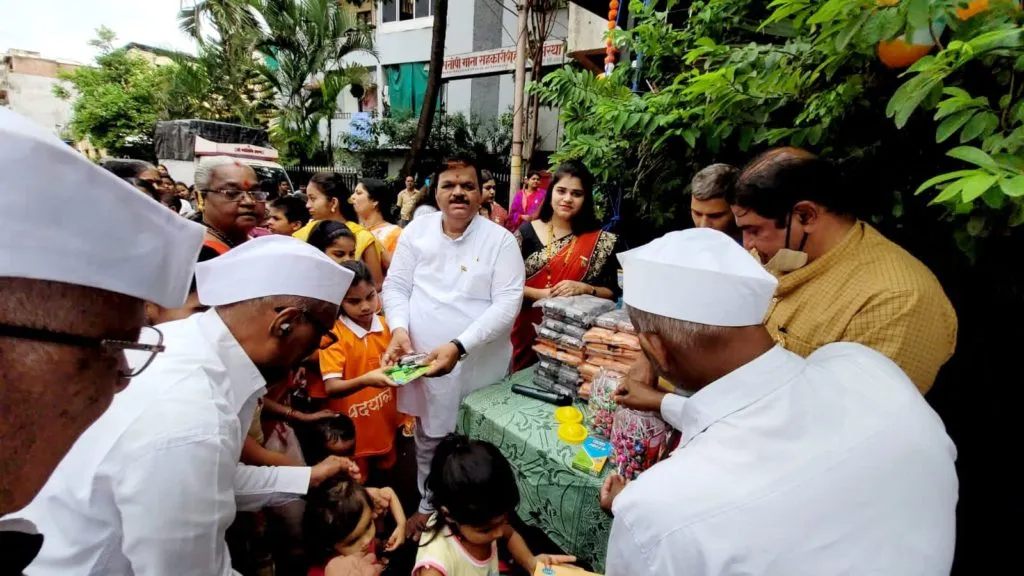 आकुर्डीत स्वातंत्र्यदिनानिमित्त विद्यार्थ्यांना शालेय साहित्य व खाऊ वाटप आकुर्डीत स्वातंत्र्यदिनानिमित्त विद्यार्थ्यांना शालेय साहित्य व खाऊ वाटप
