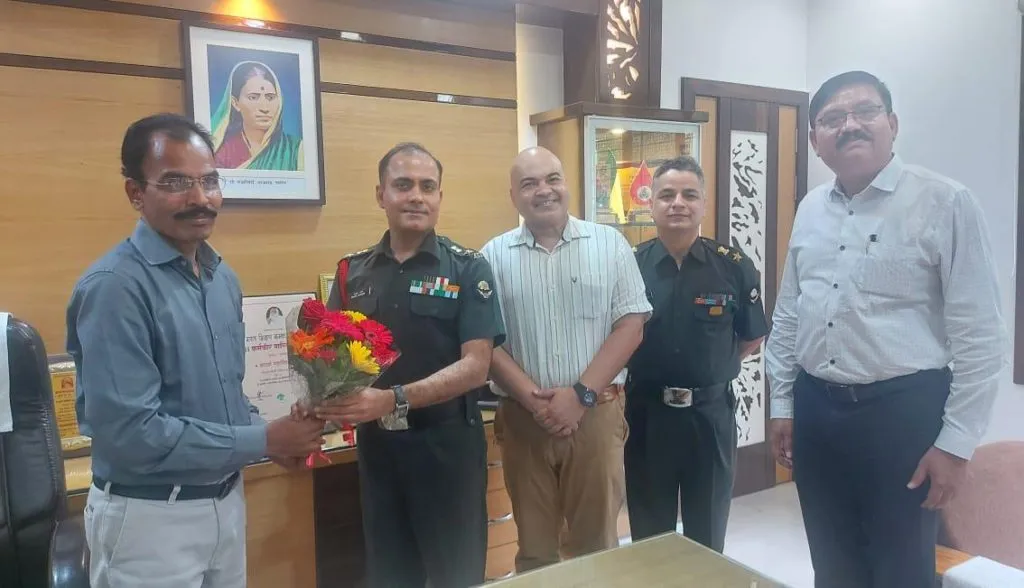 एस. एम. जोशी कॉलेजला शौर्य पदक विजेते कर्नल राहुल शर्मा यांची सदिच्छा भेट एस. एम. जोशी कॉलेजला शौर्य पदक विजेते कर्नल राहुल शर्मा यांची सदिच्छा भेट