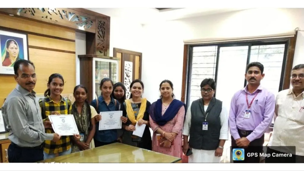 एस.एम. जोशी कॉलेजच्या विद्यार्थीनींचे वर्ल्ड रेकॉर्डस समूह नृत्य गायनात यश एस.एम. जोशी कॉलेजच्या विद्यार्थीनींचे वर्ल्ड रेकॉर्डस समूह नृत्य गायनात यश