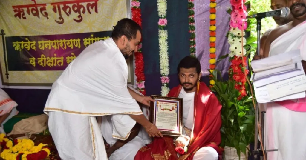 वेदमूर्ती विनायक रबडे यांना षडंगवित घनपाठी पदवी प्रदान वेदमूर्ती विनायक रबडे यांना षडंगवित घनपाठी पदवी प्रदान