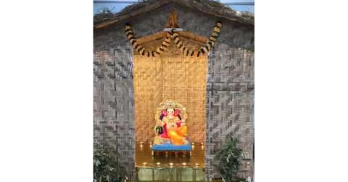 'बांबूच्या झोपडी'मध्ये गणेशाची प्रतिष्ठापना 'बांबूच्या झोपडी'मध्ये गणेशाची प्रतिष्ठापना