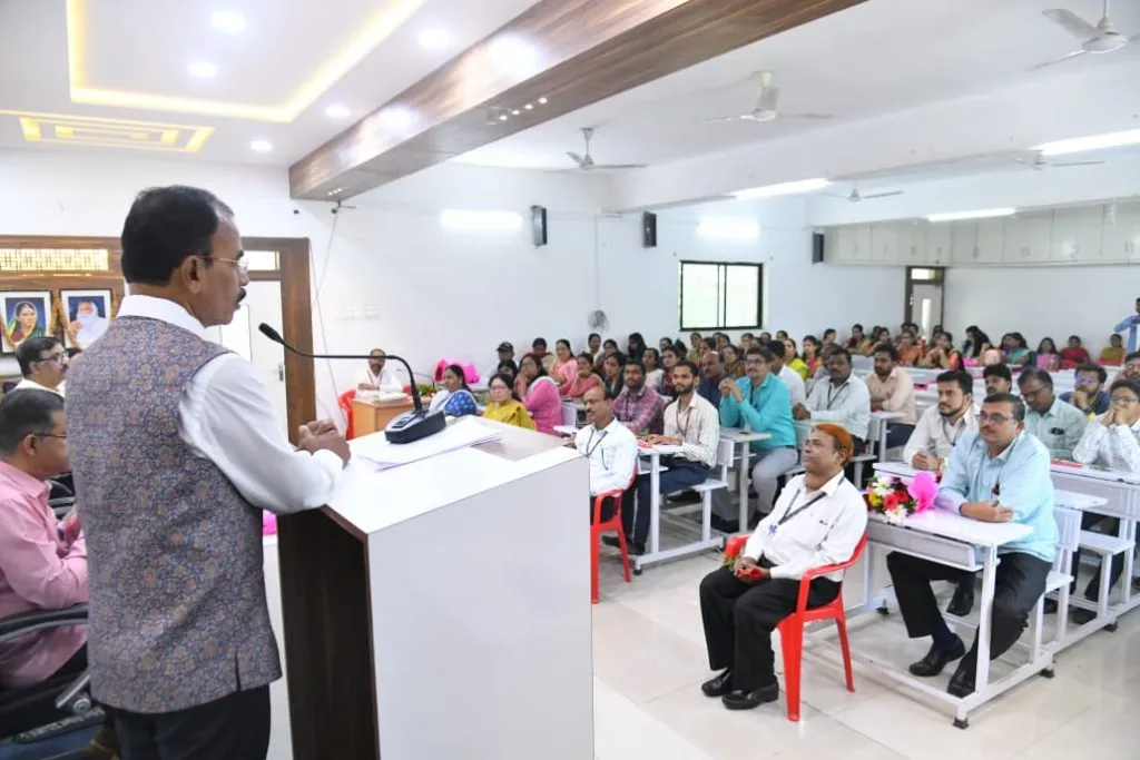 समाजाची उंची शिक्षकांच्या गुणवत्तेवर अवलंबून - प्राचार्य डॉ. एन. एस. गायकवाड समाजाची उंची शिक्षकांच्या गुणवत्तेवर अवलंबून - प्राचार्य डॉ. एन. एस. गायकवाड