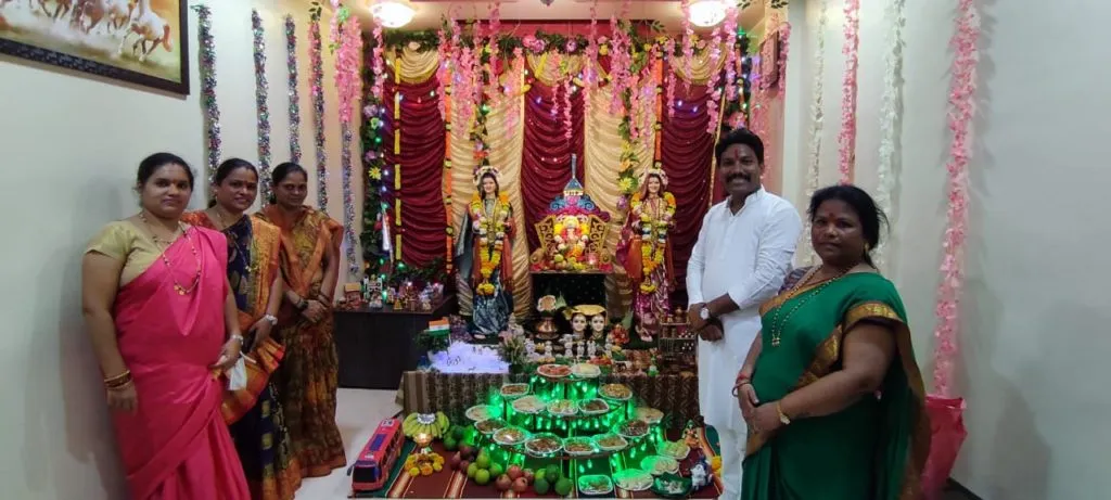 रॉयल फाउंडेशनच्या गौरी-गणपती सजावट स्पर्धेला उत्स्फूर्त प्रतिसाद रॉयल फाउंडेशनच्या गौरी-गणपती सजावट स्पर्धेला उत्स्फूर्त प्रतिसाद