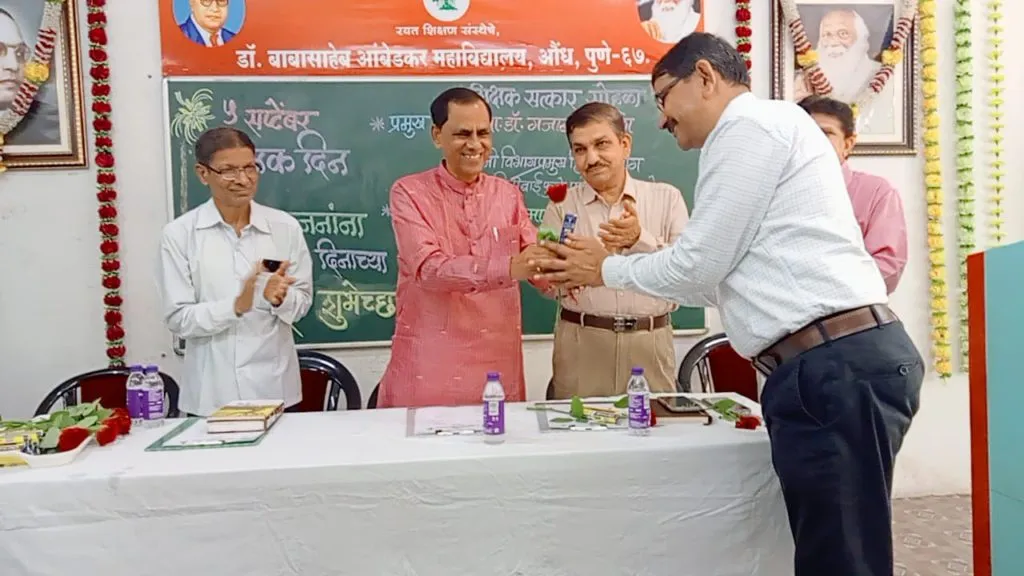शिक्षक हा शिल्पकार असतो : प्रा. डॉ. गजानन चव्हाण शिक्षक हा शिल्पकार असतो : प्रा. डॉ. गजानन चव्हाण