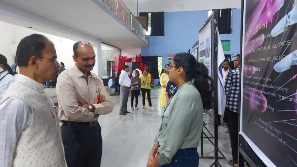 एस. एम. जोशी कॉलेजमध्ये आविष्कार संशोधन प्रकल्प स्पर्धांचे आयोजन एस. एम. जोशी कॉलेजमध्ये आविष्कार संशोधन प्रकल्प स्पर्धांचे आयोजन