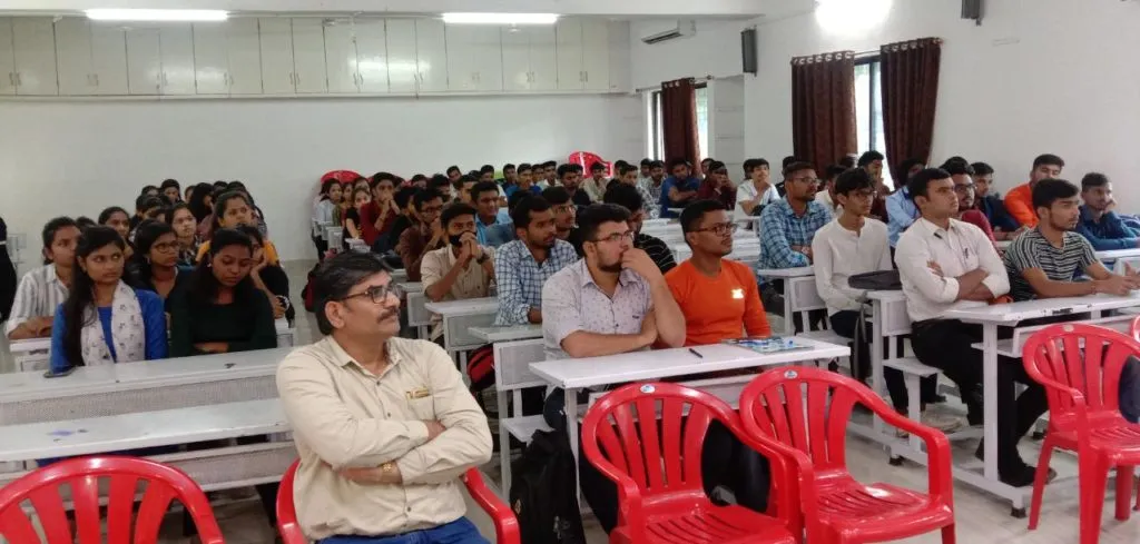 एस. एम. जोशी कॉलेजमध्ये ट्रेनिंग अँड प्लेसमेंट प्रोग्रामचे आयोजन एस. एम. जोशी कॉलेजमध्ये ट्रेनिंग अँड प्लेसमेंट प्रोग्रामचे आयोजन
